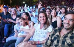 Foto de la galería: Junto a una multitud presente, Abel Pintos volvió a deslumbrar en la capital misionera