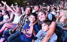 Foto de la galería: Junto a una multitud presente, Abel Pintos volvió a deslumbrar en la capital misionera