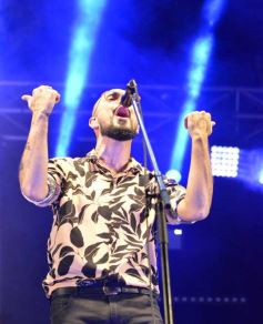 Foto de la galería: Junto a una multitud presente, Abel Pintos volvió a deslumbrar en la capital misionera
