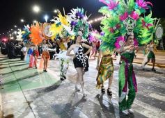 Foto de la galería: Con gran energía estudiantil y la hinchada a pleno: la estudiantina vivió su última noche de calle