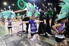 Foto de la galería: Con gran energía estudiantil y la hinchada a pleno: la estudiantina vivió su última noche de calle