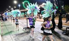 Foto de la galería: Con gran energía estudiantil y la hinchada a pleno: la estudiantina vivió su última noche de calle