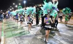Foto de la galería: Con gran energía estudiantil y la hinchada a pleno: la estudiantina vivió su última noche de calle