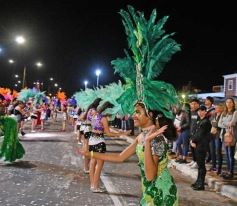 Foto de la galería: Con gran energía estudiantil y la hinchada a pleno: la estudiantina vivió su última noche de calle