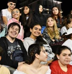 Foto de la galería: Con gran energía estudiantil y la hinchada a pleno: la estudiantina vivió su última noche de calle