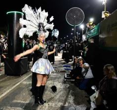 Foto de la galería: Con gran energía estudiantil y la hinchada a pleno: la estudiantina vivió su última noche de calle