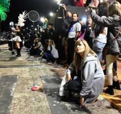 Foto de la galería: Con gran energía estudiantil y la hinchada a pleno: la estudiantina vivió su última noche de calle