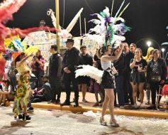 Foto de la galería: Con gran energía estudiantil y la hinchada a pleno: la estudiantina vivió su última noche de calle