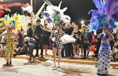 Foto de la galería: Con gran energía estudiantil y la hinchada a pleno: la estudiantina vivió su última noche de calle