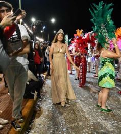 Foto de la galería: Con gran energía estudiantil y la hinchada a pleno: la estudiantina vivió su última noche de calle