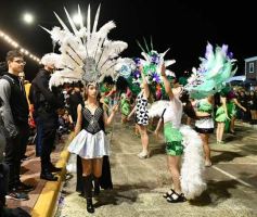 Foto de la galería: Con gran energía estudiantil y la hinchada a pleno: la estudiantina vivió su última noche de calle