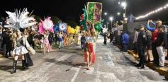 Foto de la galería: Con gran energía estudiantil y la hinchada a pleno: la estudiantina vivió su última noche de calle