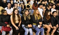 Foto de la galería: Con gran energía estudiantil y la hinchada a pleno: la estudiantina vivió su última noche de calle