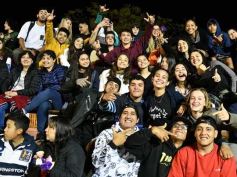 Foto de la galería: Con gran energía estudiantil y la hinchada a pleno: la estudiantina vivió su última noche de calle