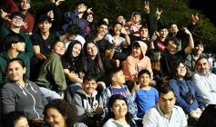 Foto de la galería: Con gran energía estudiantil y la hinchada a pleno: la estudiantina vivió su última noche de calle