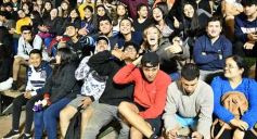 Foto de la galería: Con gran energía estudiantil y la hinchada a pleno: la estudiantina vivió su última noche de calle