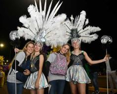 Foto de la galería: Con gran energía estudiantil y la hinchada a pleno: la estudiantina vivió su última noche de calle