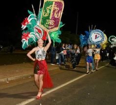 Foto de la galería: Con gran energía estudiantil y la hinchada a pleno: la estudiantina vivió su última noche de calle