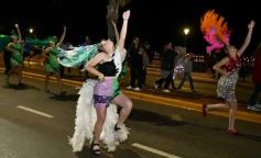 Foto de la galería: Con gran energía estudiantil y la hinchada a pleno: la estudiantina vivió su última noche de calle