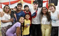 Foto de la galería: Celebración familiar y de fe en la confirmación de grupos de jóvenes de Garupá