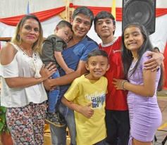 Foto de la galería: Celebración familiar y de fe en la confirmación de grupos de jóvenes de Garupá
