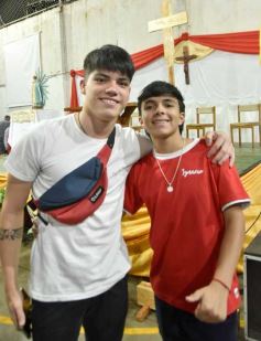 Foto de la galería: Celebración familiar y de fe en la confirmación de grupos de jóvenes de Garupá
