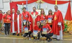 Foto de la galería: Celebración familiar y de fe en la confirmación de grupos de jóvenes de Garupá