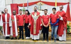 Foto de la galería: Celebración familiar y de fe en la confirmación de grupos de jóvenes de Garupá