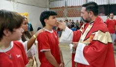 Foto de la galería: Celebración familiar y de fe en la confirmación de grupos de jóvenes de Garupá