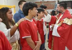 Foto de la galería: Celebración familiar y de fe en la confirmación de grupos de jóvenes de Garupá