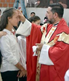 Foto de la galería: Celebración familiar y de fe en la confirmación de grupos de jóvenes de Garupá