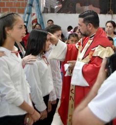Foto de la galería: Celebración familiar y de fe en la confirmación de grupos de jóvenes de Garupá