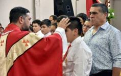 Foto de la galería: Celebración familiar y de fe en la confirmación de grupos de jóvenes de Garupá