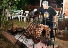 Foto de la galería: Arnaldo Aníbal Santacruz festejó a lo grande su cumple junto a la familia y amigos