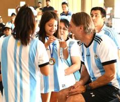 Foto de la galería: Con la ilusión de la Copa, la algarabia de la hinchada de chicos y grandes se hace sentir en cada partido albiceleste