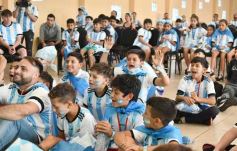 Foto de la galería: Con la ilusión de la Copa, la algarabia de la hinchada de chicos y grandes se hace sentir en cada partido albiceleste