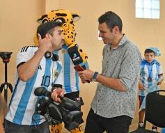 Foto de la galería: Con la ilusión de la Copa, la algarabia de la hinchada de chicos y grandes se hace sentir en cada partido albiceleste