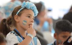 Foto de la galería: Con la ilusión de la Copa, la algarabia de la hinchada de chicos y grandes se hace sentir en cada partido albiceleste