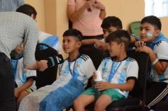 Foto de la galería: Con la ilusión de la Copa, la algarabia de la hinchada de chicos y grandes se hace sentir en cada partido albiceleste