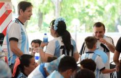 Foto de la galería: Con la ilusión de la Copa, la algarabia de la hinchada de chicos y grandes se hace sentir en cada partido albiceleste