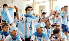 Foto de la galería: Con la ilusión de la Copa, la algarabia de la hinchada de chicos y grandes se hace sentir en cada partido albiceleste