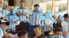 Foto de la galería: Con la ilusión de la Copa, la algarabia de la hinchada de chicos y grandes se hace sentir en cada partido albiceleste