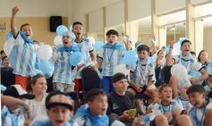 Foto de la galería: Con la ilusión de la Copa, la algarabia de la hinchada de chicos y grandes se hace sentir en cada partido albiceleste