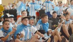 Foto de la galería: Con la ilusión de la Copa, la algarabia de la hinchada de chicos y grandes se hace sentir en cada partido albiceleste