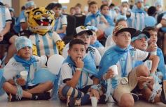 Foto de la galería: Con la ilusión de la Copa, la algarabia de la hinchada de chicos y grandes se hace sentir en cada partido albiceleste