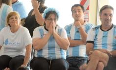 Foto de la galería: Con la ilusión de la Copa, la algarabia de la hinchada de chicos y grandes se hace sentir en cada partido albiceleste