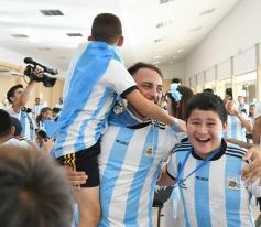Foto de la galería: Con la ilusión de la Copa, la algarabia de la hinchada de chicos y grandes se hace sentir en cada partido albiceleste