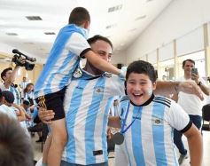 Foto de la galería: Con la ilusión de la Copa, la algarabia de la hinchada de chicos y grandes se hace sentir en cada partido albiceleste
