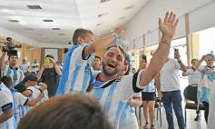 Foto de la galería: Con la ilusión de la Copa, la algarabia de la hinchada de chicos y grandes se hace sentir en cada partido albiceleste