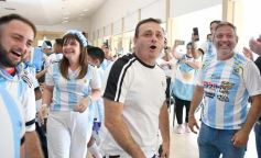 Foto de la galería: Con la ilusión de la Copa, la algarabia de la hinchada de chicos y grandes se hace sentir en cada partido albiceleste